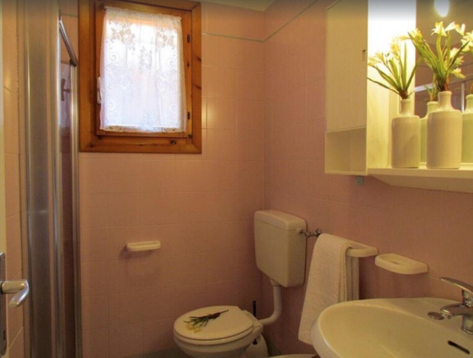 Bathroom 4, Bibione Apartments, Venezia