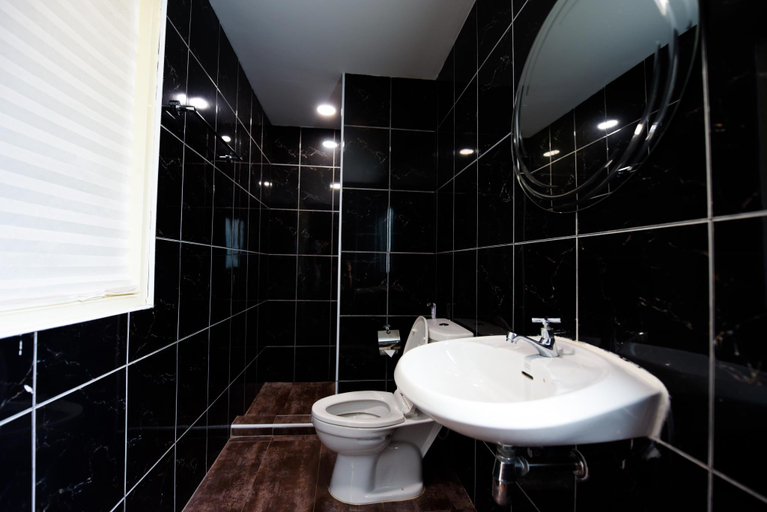 Bathroom 4, Varinda Hostel, Khlong Toey
