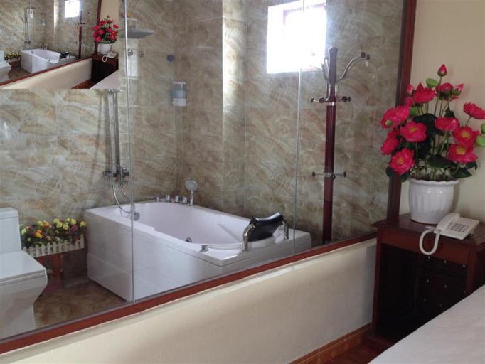 Bathroom, Viet Village Hotel, Sóc Sơn