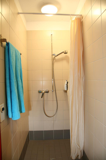 Bathroom 2, Youth Hostel Lugano Savosa, Lugano