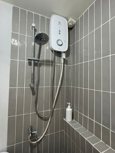 Bathroom 5, Moagi Stay at Bassura City Apartment, East Jakarta