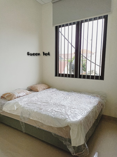 Bedroom 4, Prima Kost, Solo