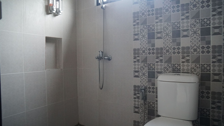 Bathroom 4, Villa Harmony Batu - Private, Homey, and Comfy, Malang