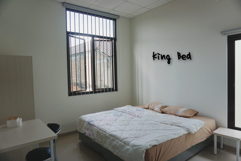 Bedroom 3, Prima Kost, Solo