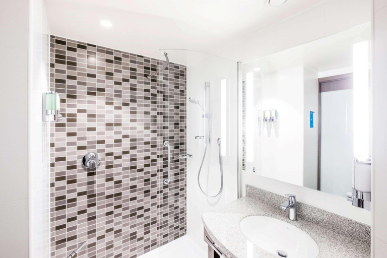 Bathroom 4, Hampton By Hilton Hamilton Park, South Lanarkshire