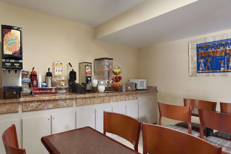 Food & Drinks 5, Triplodge of Santa Clarita, Los Angeles