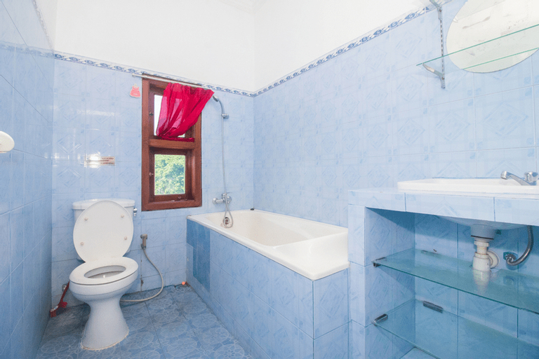 Bathroom 5, RedDoorz near Pantai Boom, Banyuwangi