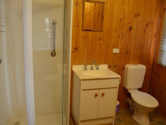 Bathroom, Triabunna Cabin and Caravan Park, Glamorgan-Spring Bay
