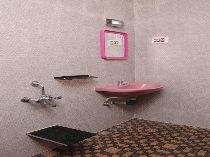 Bathroom 2, Sarovara Deluxe Rooms, Chennai