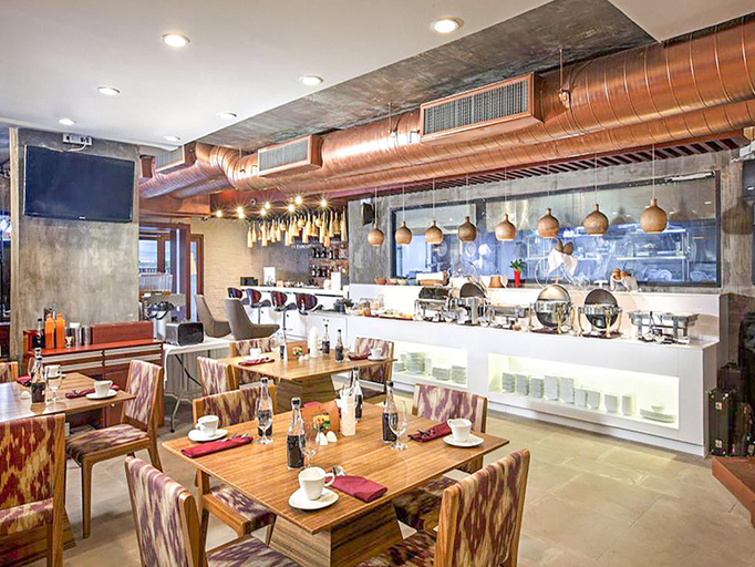 Food & Drinks 5, Omni Tower Syncate Suites, Khlong Toey