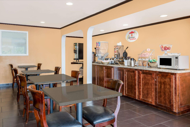 Food & Drinks 5, Super 8 by Wyndham Midwest City OK, Oklahoma