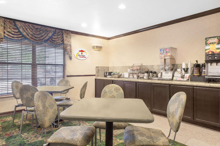 Food & Drinks 5, Super 8 by Wyndham Corpus Christi, Nueces