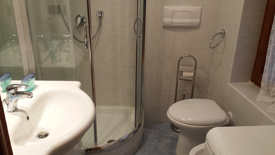 Bathroom 3, Apartment With Garden, Aosta