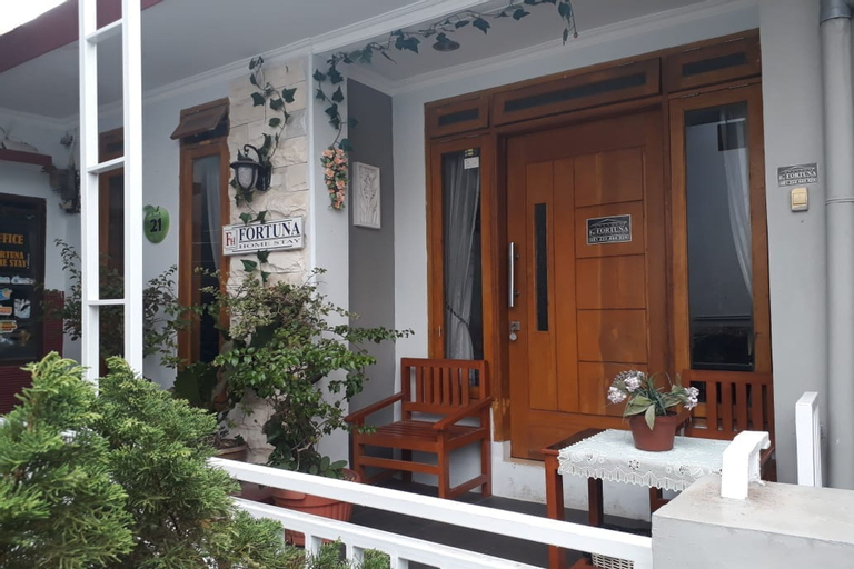 Exterior & Views 1, Fortuna Homestay 1, Malang