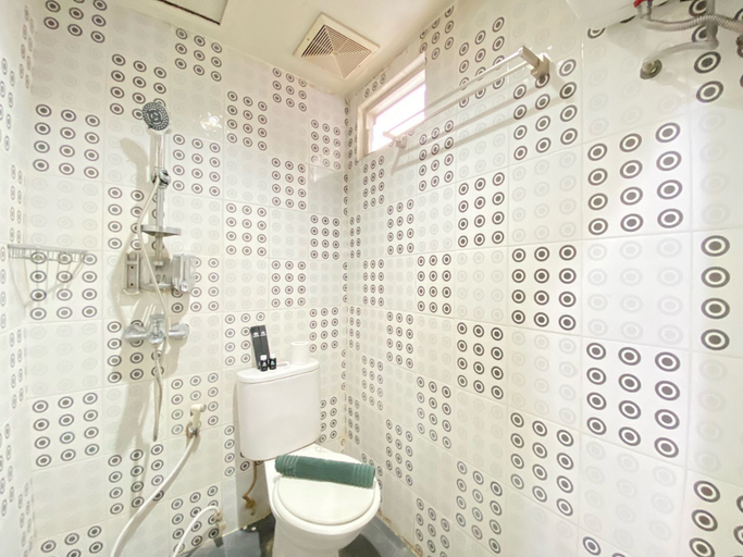 Bathroom 5, Cozy 2BR Apartment at Suites @ Metro By Travelio, Bandung