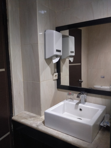 Bathroom 5, Alexander Hotel Tegal, Tegal
