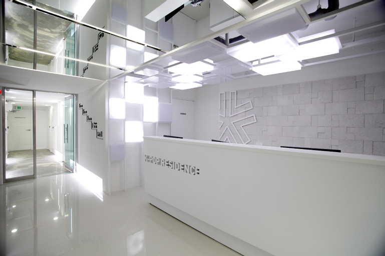 Public Area 3, Kpop Haus, Jung