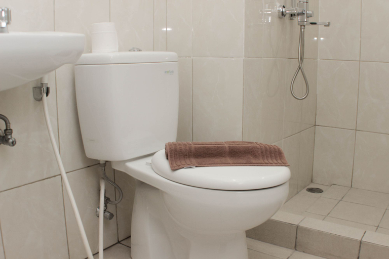 Bathroom 5, Cozy Stay 2BR Springlake Summarecon Bekasi Apartment By Travelio, Bekasi