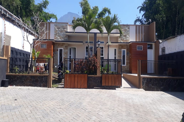 Exterior & Views 1, Fortuna Homestay 8, Malang