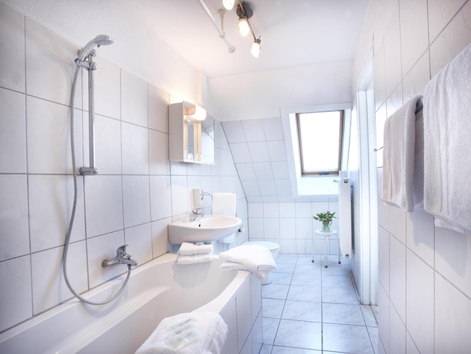 Bathroom 5, Hotel Liegeplatz 13 Kiel by Première Classe, Kiel