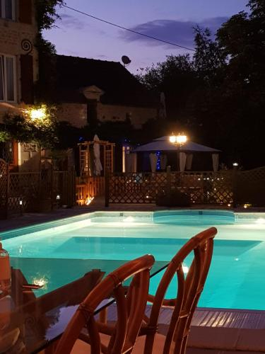 Inviting 3-Bed holiday home in Chateau-Garnier, Vienne