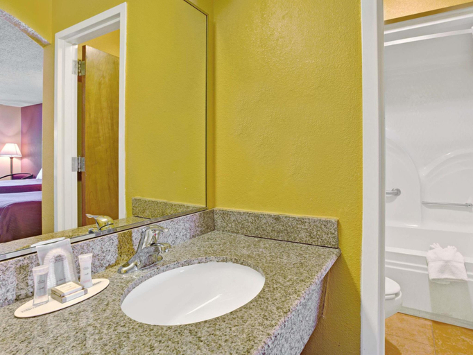 Bathroom 4, Howard Johnson By Wyndham Rock Hill, York