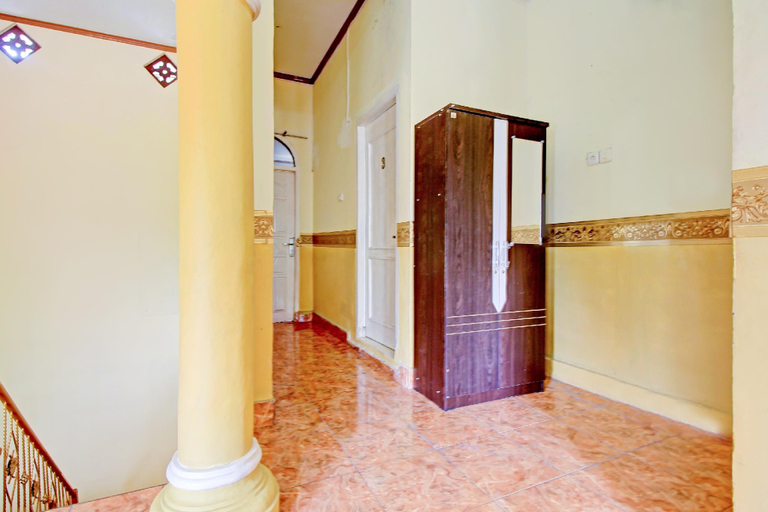 Public Area 2, OYO 90307 Fj Alfaeyza Kost, Prabumulih