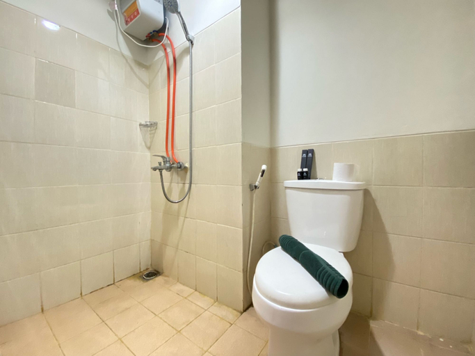 Bathroom 5, Best Price Studio Apartment at Harvard Jatinangor By Travelio, Sumedang
