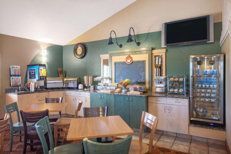 Food & Drinks 5, AmericInn by Wyndham Okoboji, Dickinson