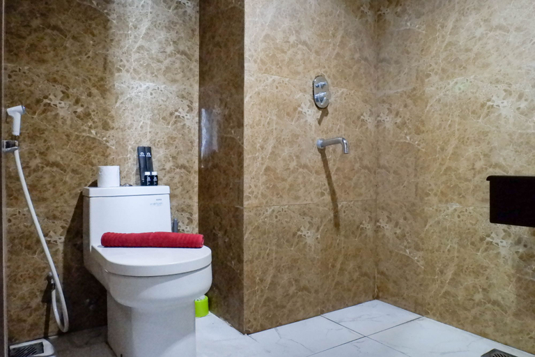 Bathroom 5, Serene Exclusive Modern Studio Apartment at Grand Sungkono Lagoon By Travelio, Surabaya