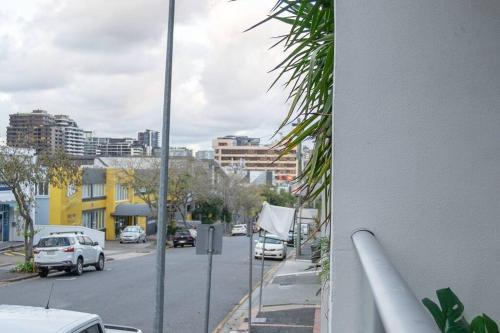 NEW Beautiful and Huge 3 Bedroom w/ 2 FREE parks, Fortitude Valley