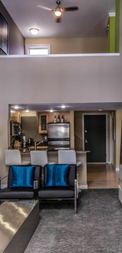 Seattle Penthouse 744, King