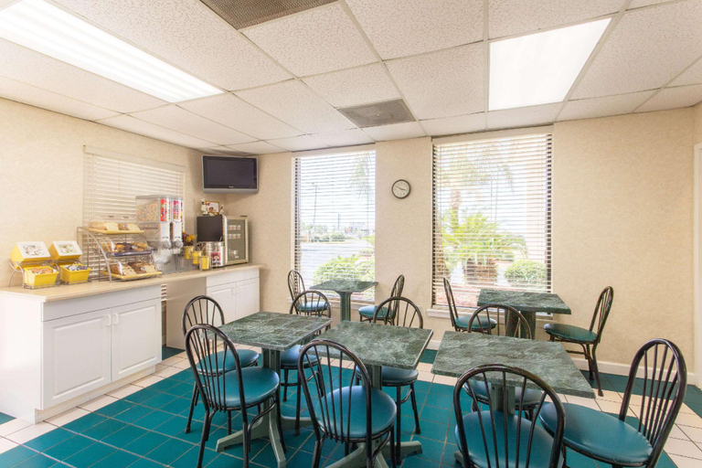 Food & Drinks 5, Days Inn & Suites by Wyndham Navarre Conf Center, Santa Rosa