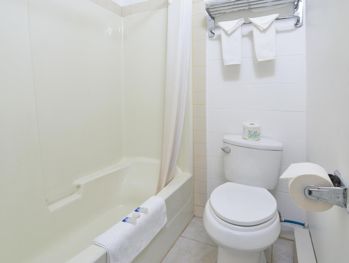 Bathroom 4, Hope Inn and Suites, Fraser Valley