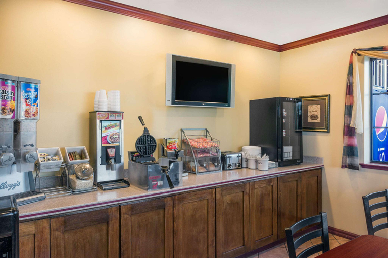 Food & Drinks 5, Super 8 by Wyndham Corning, Tehama