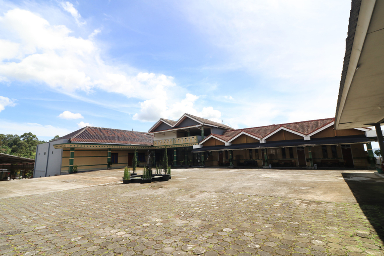 Exterior & Views 28