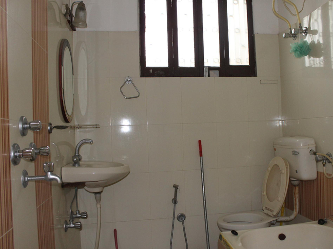 Bathroom 5, Singh Guest House, Varanasi