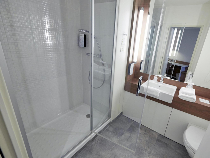 Bathroom 3, Campanile Annemasse Centre - Gare, Haute-Savoie