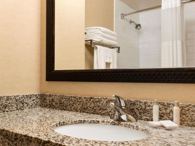 Bathroom 5, Travelodge by Wyndham Saskatoon, Division No. 11