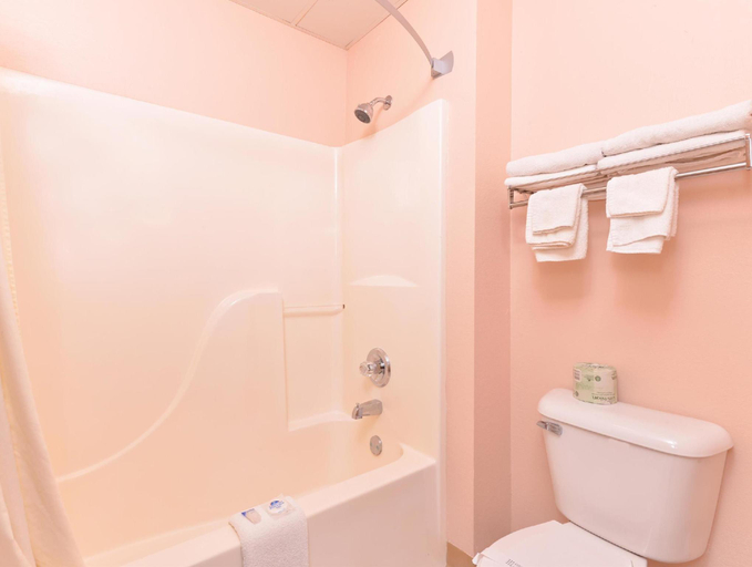 Bathroom 4, Super 8 by Wyndham Chenoa, McLean