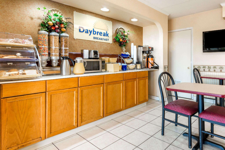 Food & Drinks 5, Days Inn by Wyndham Shorter, Macon