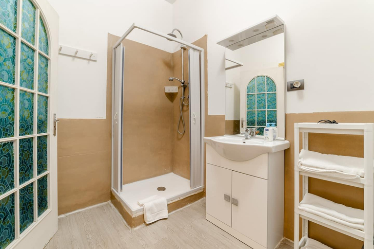 Bathroom 3, Inside chiaia rooms, Napoli