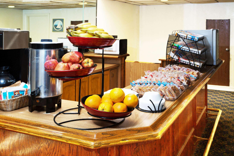 Food & Drinks 5, Travelodge by Wyndham Ocean Front, Orange