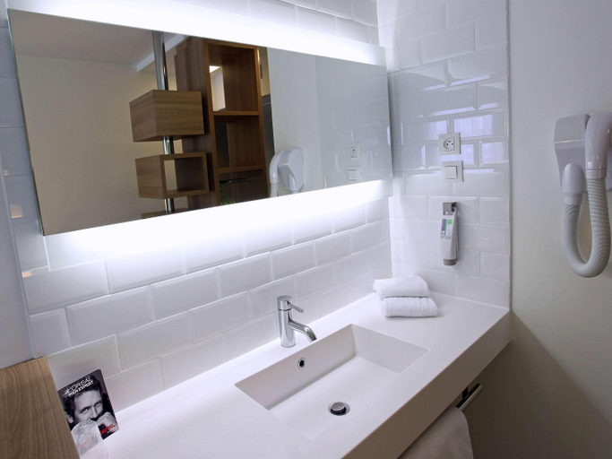 Bathroom 4, ibis Styles Nimes Gare Centre, Gard