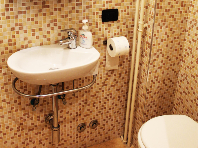 Bathroom 4, Porta Maggiore House, Rome