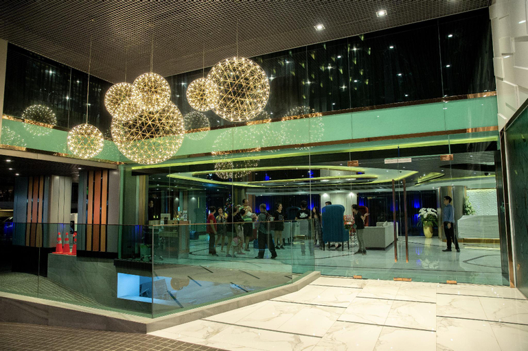 Exterior & Views 30