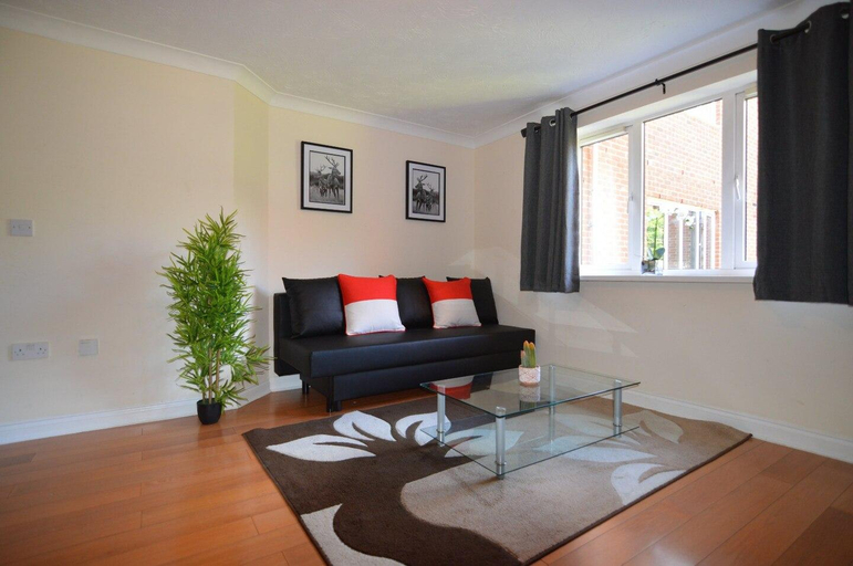 Others 4, Central 2 Bed Apartment with Parking by CozyNest, Reading
