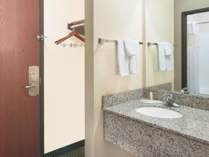 Bathroom, Days Inn by Wyndham Sullivan, Sullivan
