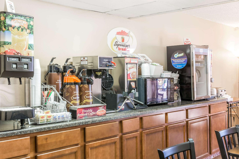 Food & Drinks 4, Super8 by Wyndham Luverne I-90, Rock
