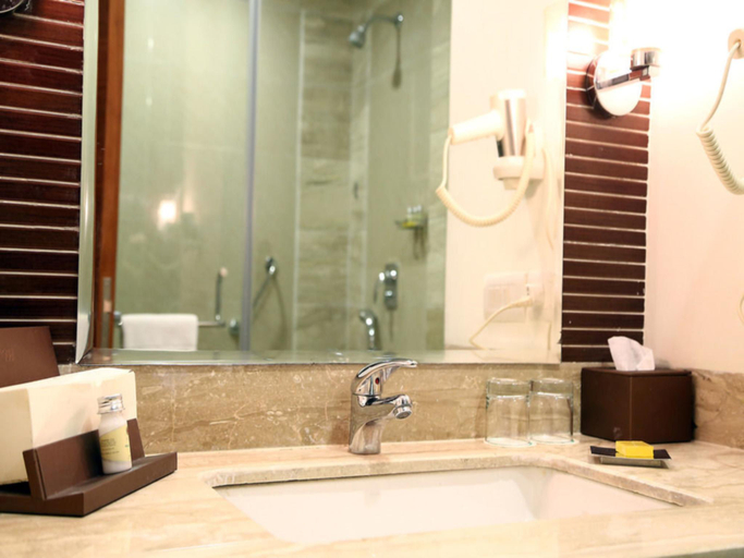 Bathroom, Grand Notting Hills Hotel and Resorts, Delhi